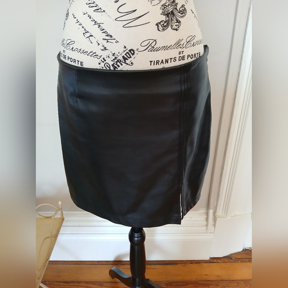 Black faux leather mini skirt 🖤